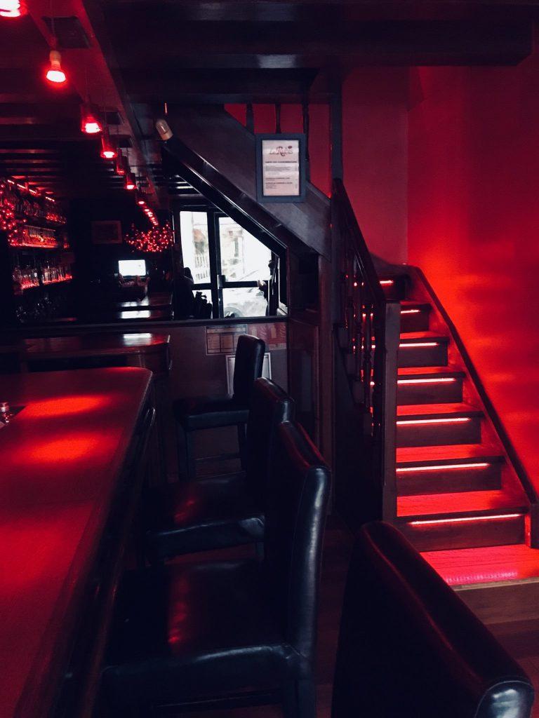 Escalier pour le 2e Niveau - Salon - Le Rubis Lyon - Bar à Champagne